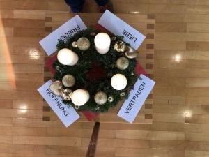 Quelle: Referat Inklusion-Generationen Adventskranz umringt von den Worten Liebe, Vertrauen, Hoffnung und Frieden.